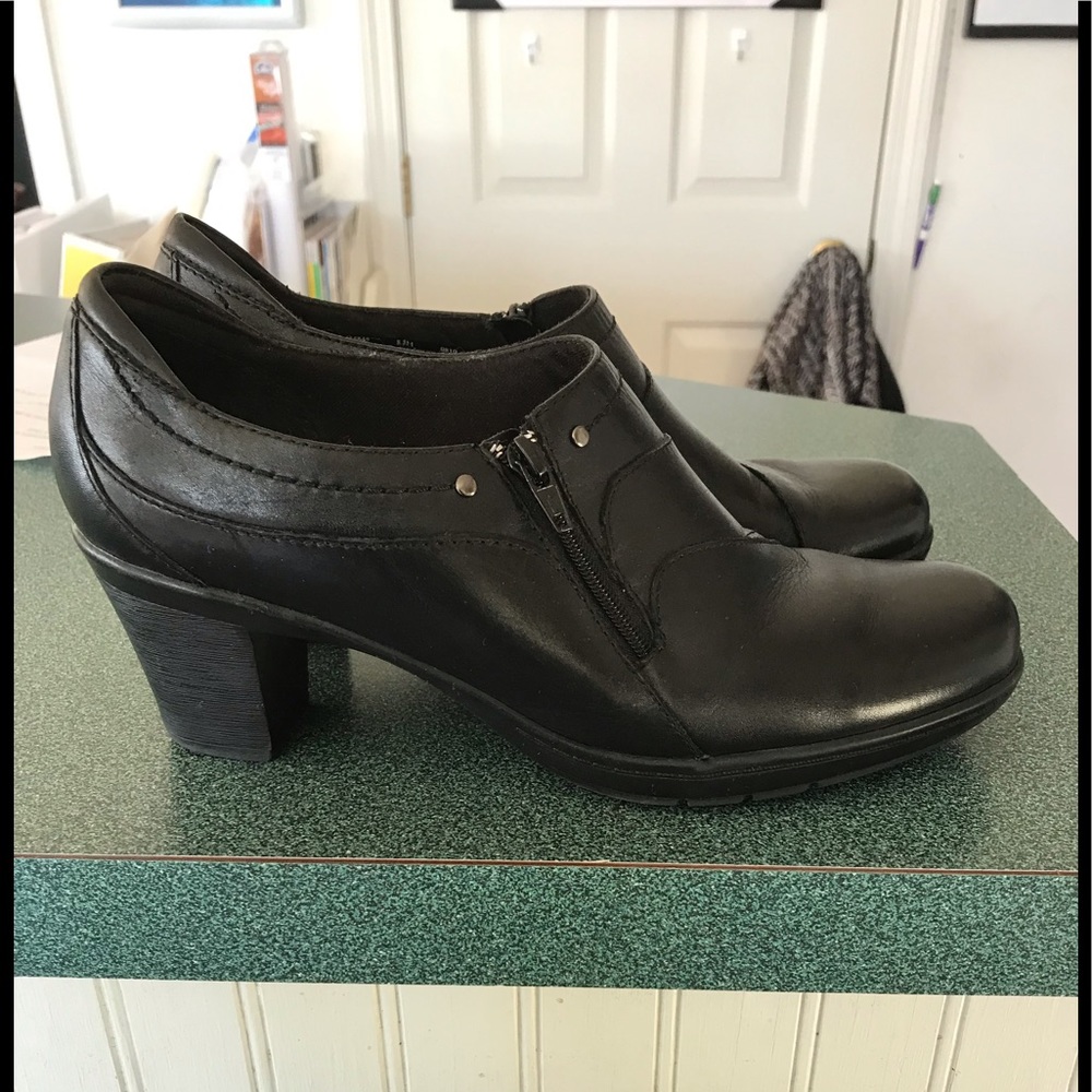 Clark’s “Bendables” bootie Size 8.5